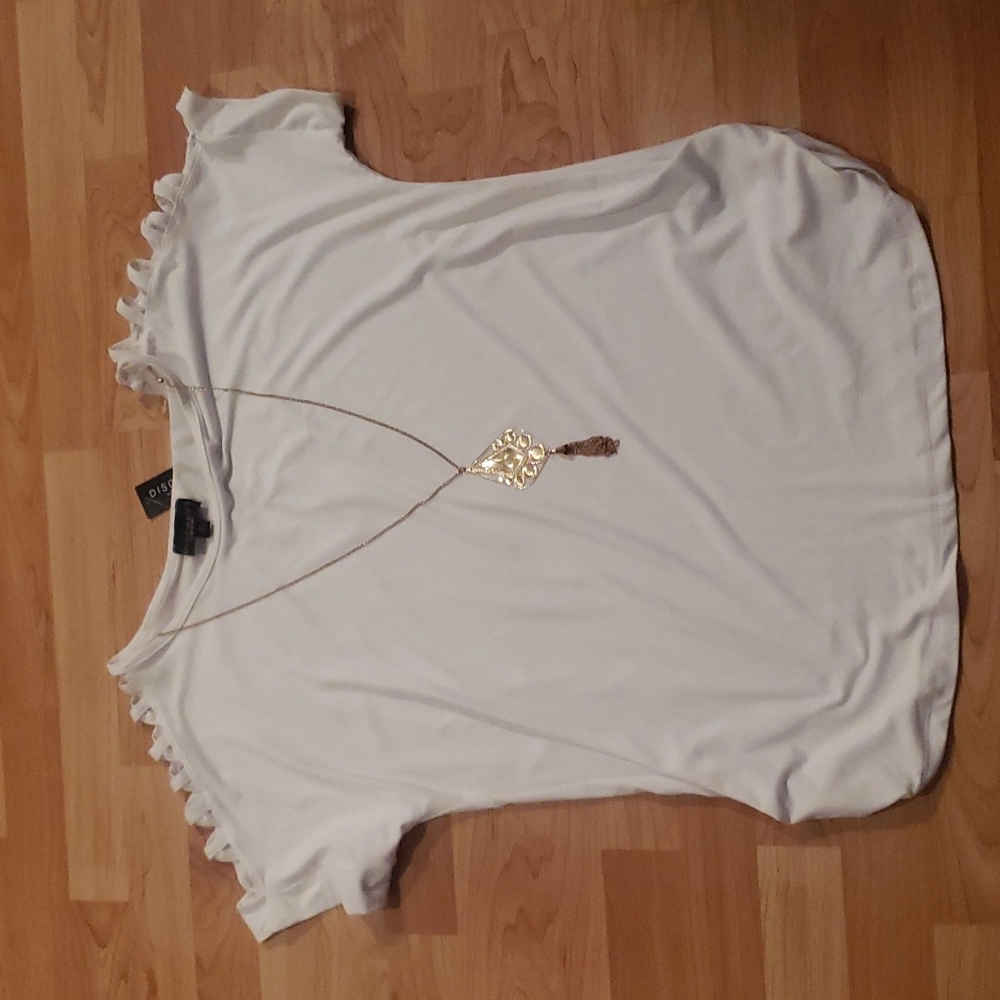 Blouse with cut out sleeves and combine necklace